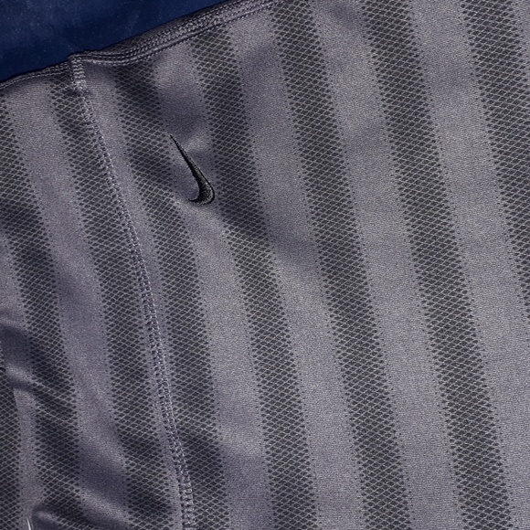NIKE~Dry Fit Capris - Picture 2 of 5